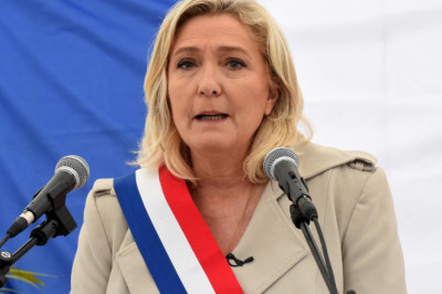 EL-i vasakäärmuslikud kommunistid murravad Prantsuse poliitiku Marine Le Peni