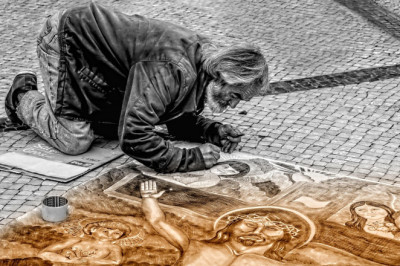 Sel ülestõusmispühal tõuseb kirik hauast