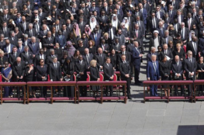 Meedia: „Trump rikub paavsti matustel riietumisreeglit, kandes sinist ülikonda“